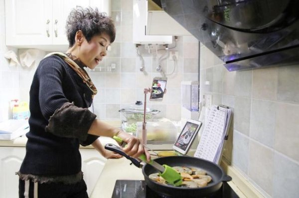 铁牛配资 上门做饭服务为何能在短时间内成为高收入职业 千亿市场悄然崛起